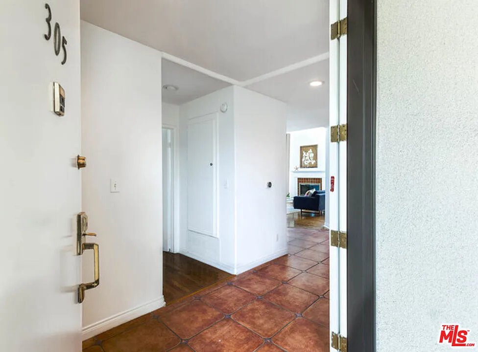 2 bed, 2.0 bath, 1280 sqft, $3,900 — Photo 2