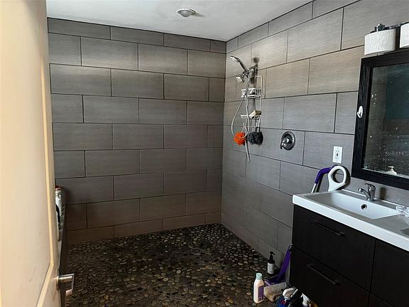 5th image of 1407 Tampa Rd