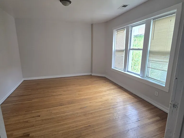 2206 S Marshall Blvd #3A — Photo 2