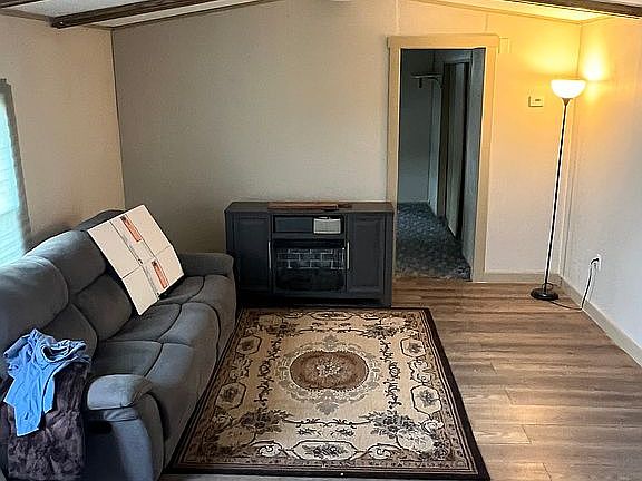 4th image of 135 Laurie Ln