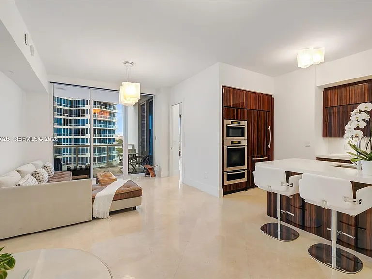 50 S Pointe Dr #903 — Photo 4