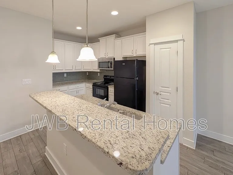 631 2nd Ave S — Photo 2