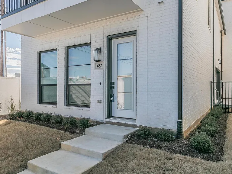 682 W Main St — Photo 2