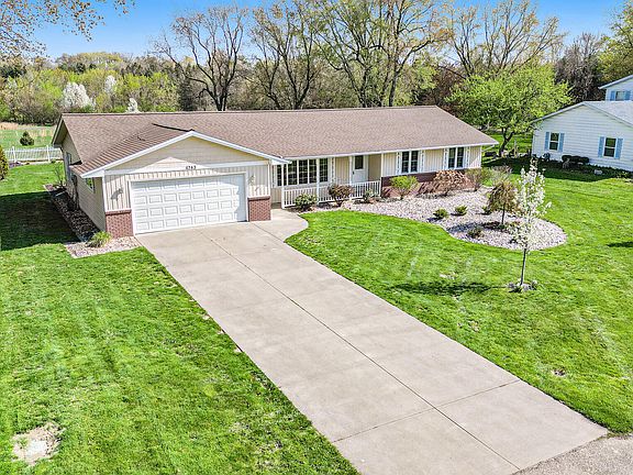 3rd image of 4743 Diamond Dr