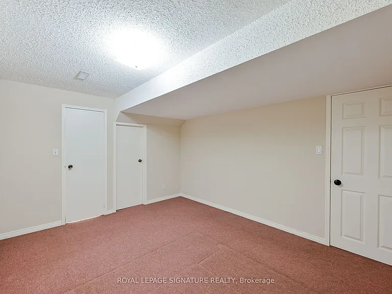 556 Farwell Cres #LOWER — Photo 24