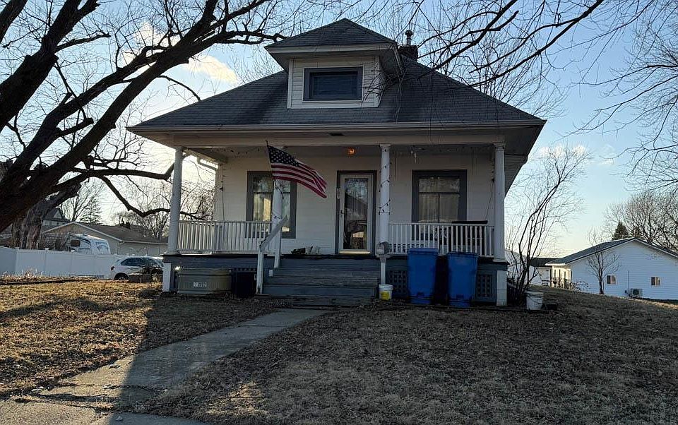 1st image of 207 7th St
