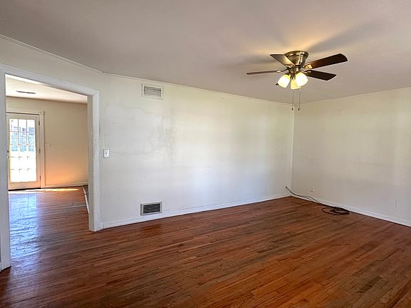 3rd image of 812 N Almond St