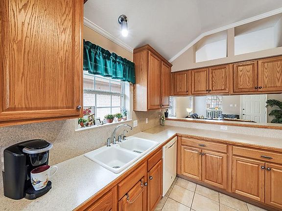 4th image of 1011 Dawn Ct
