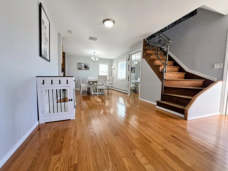 1 E Saltaire Rd — Photo 4