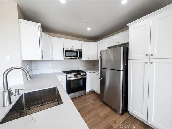 2568 Avenida Del Vis APT 201, Corona, CA 92882