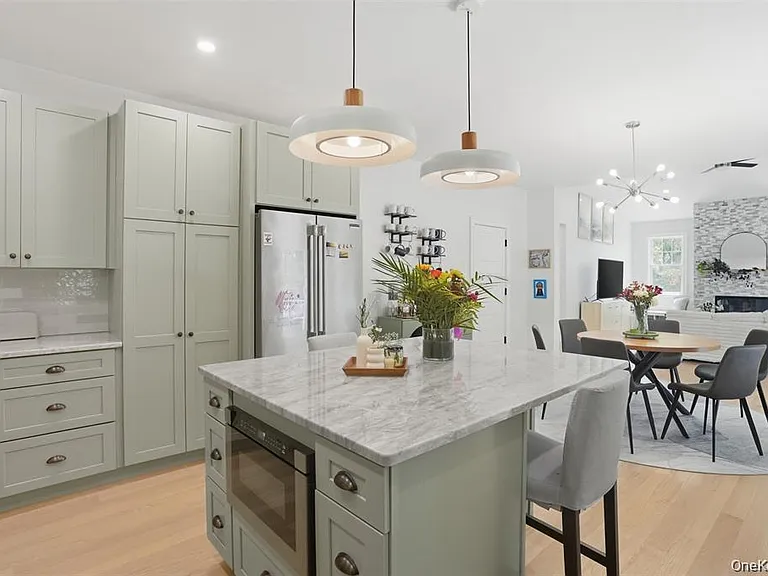 33 Howland Ave — Photo 11