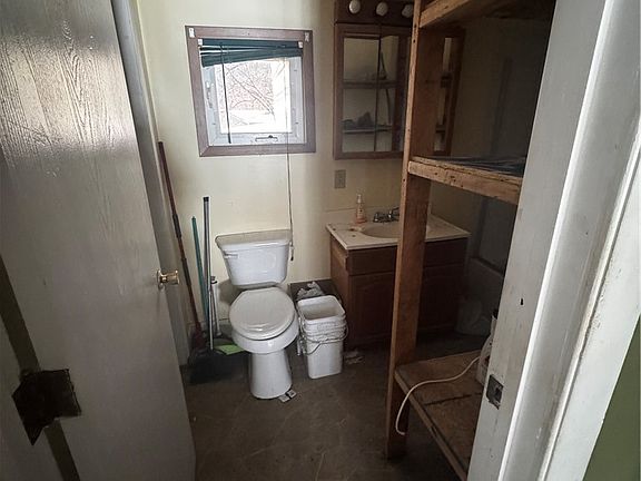 4th image of 55935 Main St