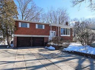 19 Greenwich Rd, Smithtown, NY 11787