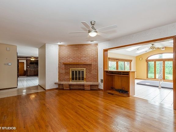 3rd image of 227 Wood Glen Ln