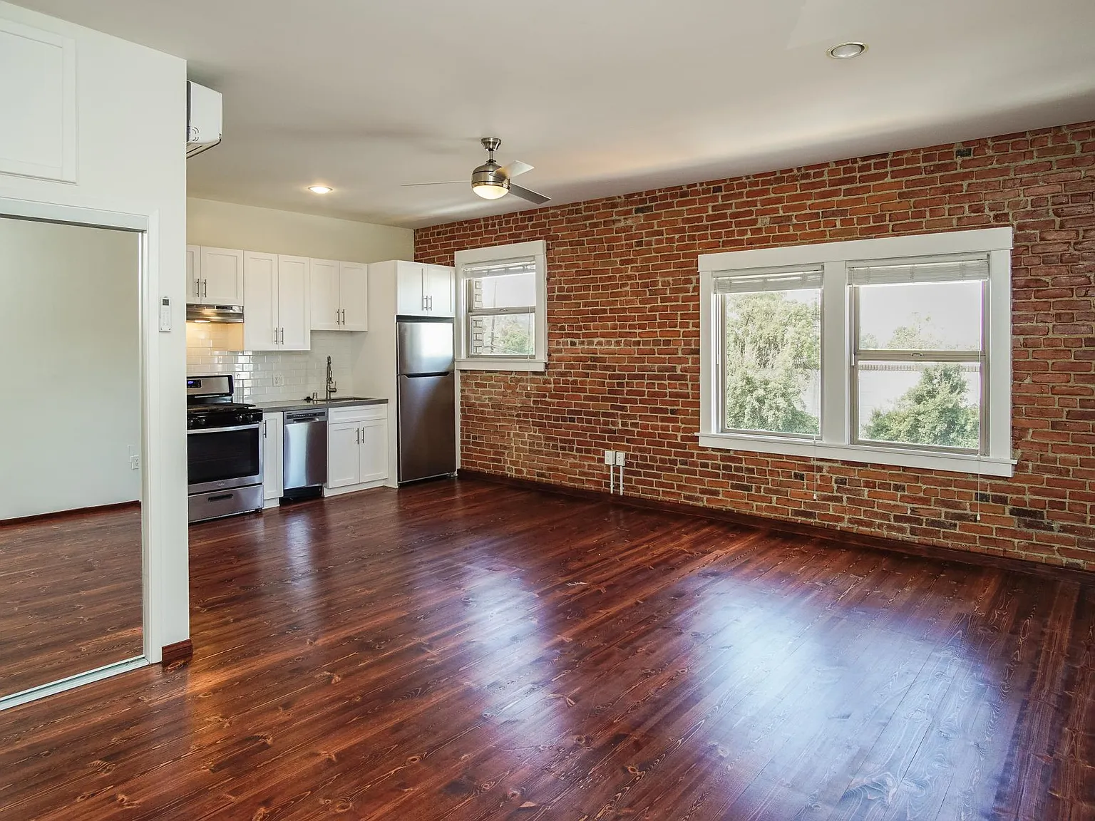 Studio, 420 sqft, $2,200 — Photo 2