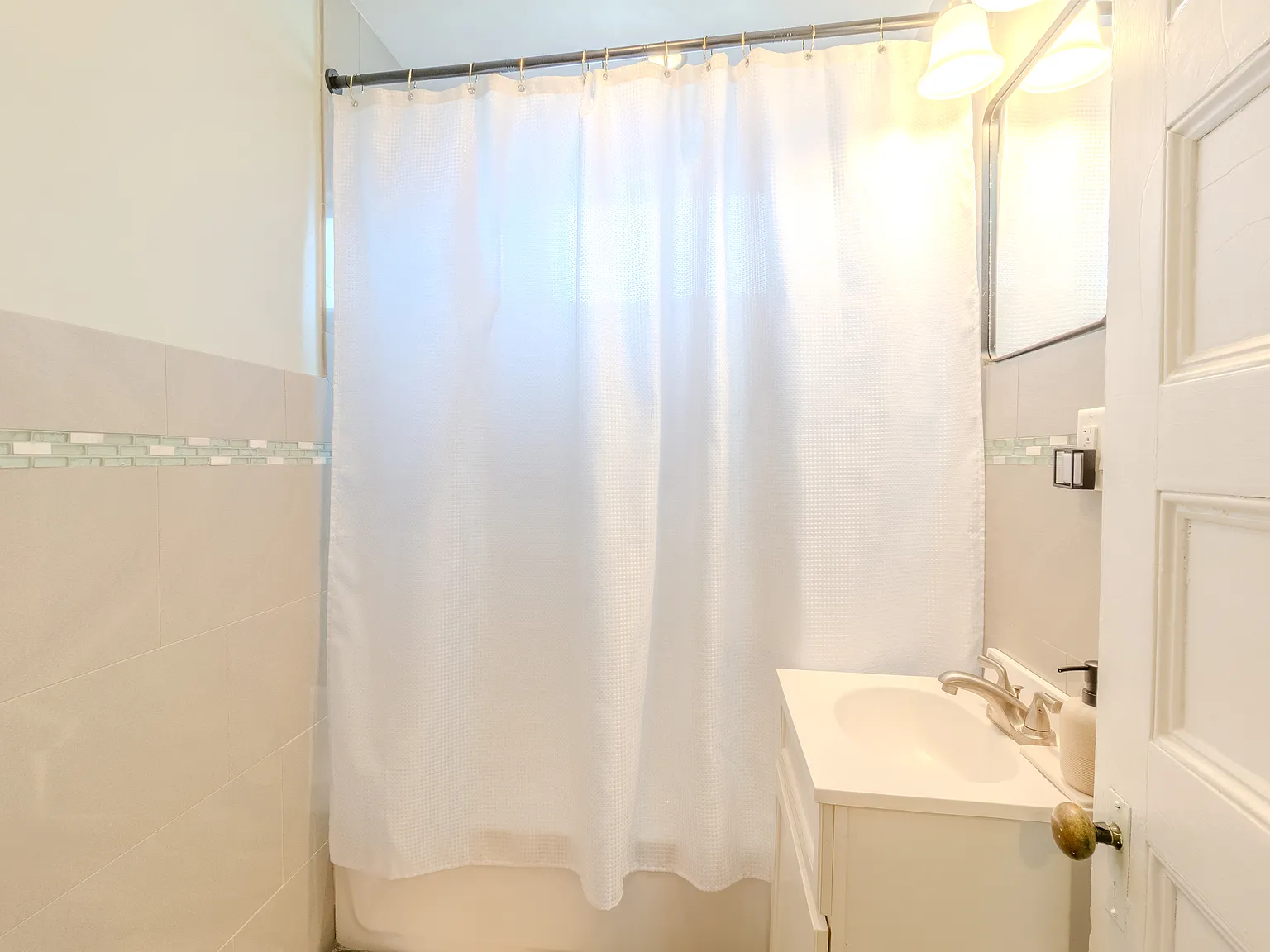 4 bed, 1800 sqft, $4,600 — Photo 4