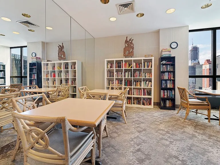 415 E 37th St #20C — Photo 20