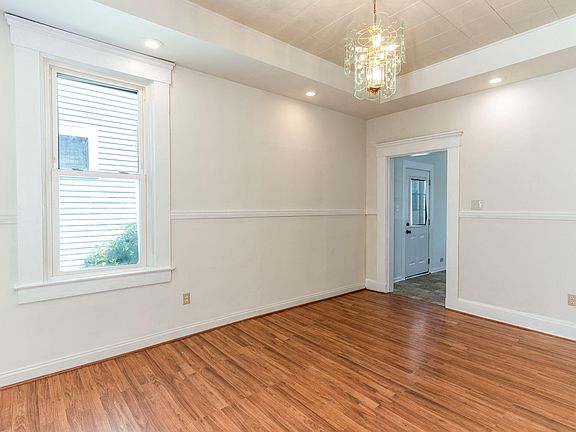 4th image of 326 W 11th St