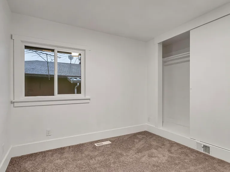 1045 Capitol St — Photo 15