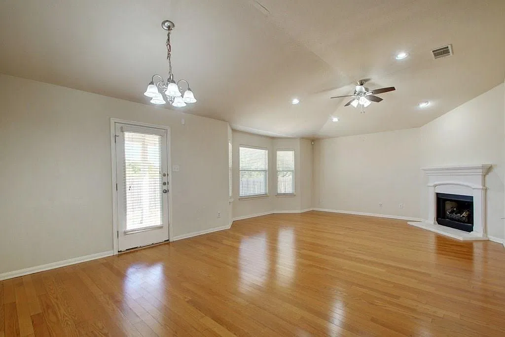 3 bed, 2.0 bath, 1876 sqft, $2,080 — Photo 4