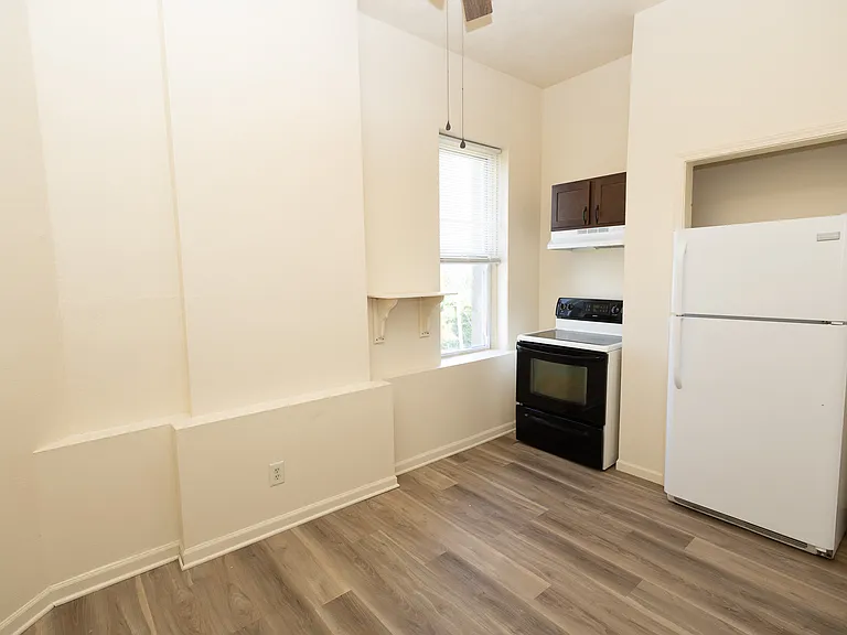 901 Jackson St E — Photo 8
