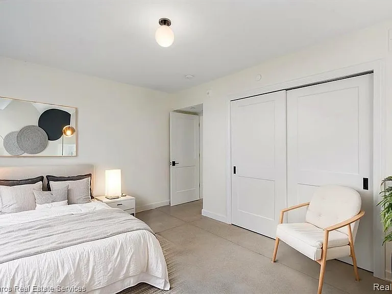 389 Saint Clair St #101 — Photo 10