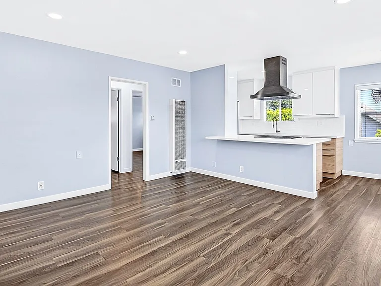 4308 E 4th Street — Photo 11