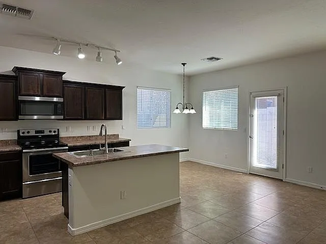 7509 S 27th Pl — Photo 16