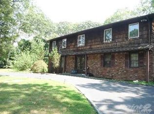 4 Whispering Ct, Dix Hills, NY 11746