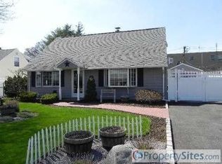 68 Southberry Ln, Levittown, NY 11756