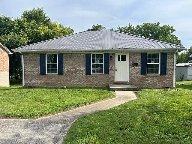 909 E Irvine St — Photo 2