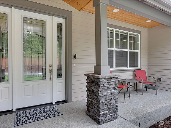 A covered porch leads to the front entry.>