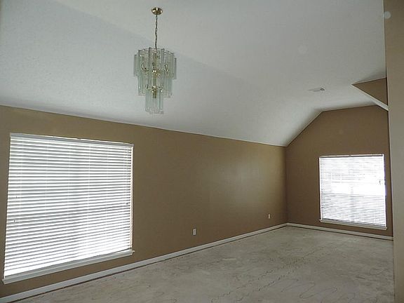Complete Interior Fresh  Paint! Formal Living/Dining Combo!