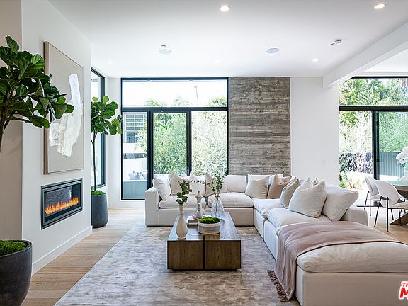 3rd image of 812 Huntley Dr #101