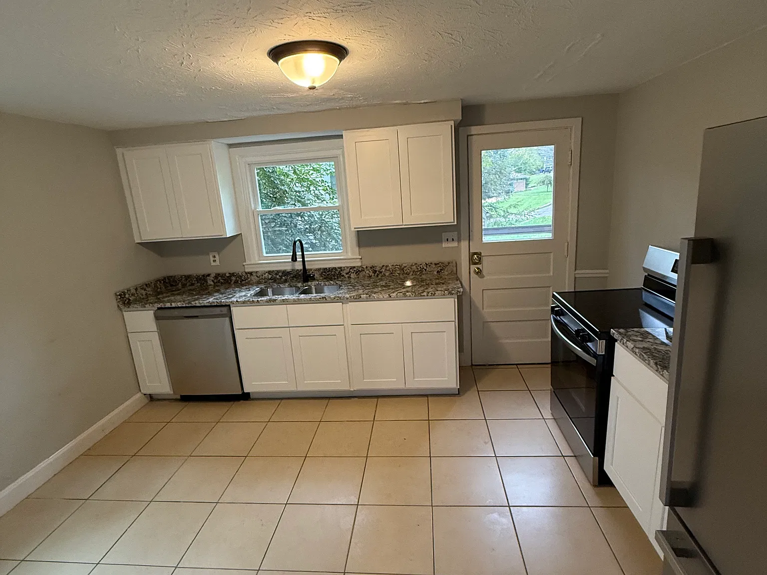 311 Hyde Park Dr — Photo 2