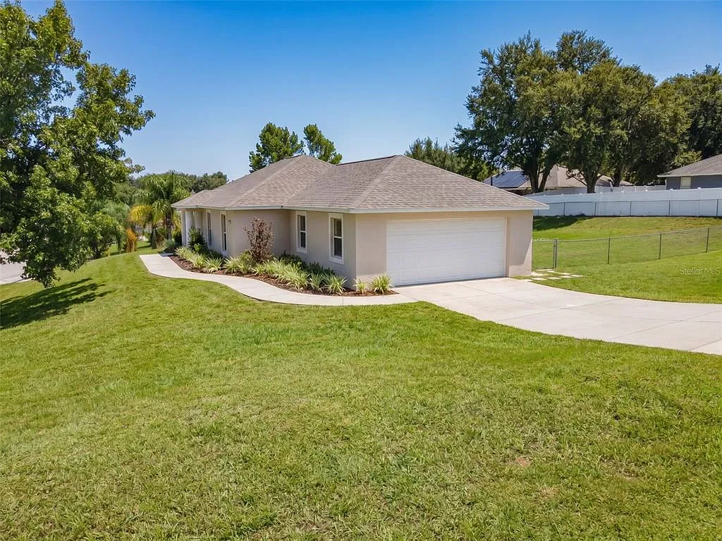 3 bed, 2.0 bath, 1200 sqft, $2,100 — Photo 2