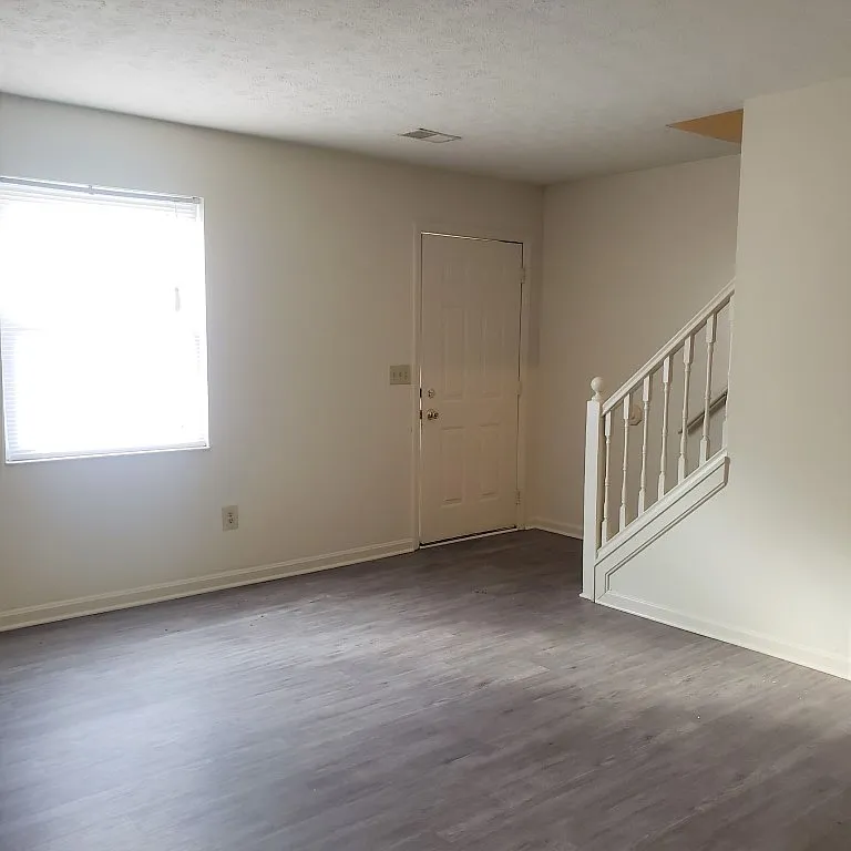 4 bed, $1,800 — Photo 2