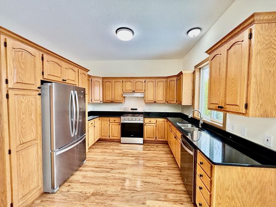 7550 31st St N, Oakdale, MN 55128
