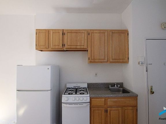 4th image of 126 E 4th St APT 15