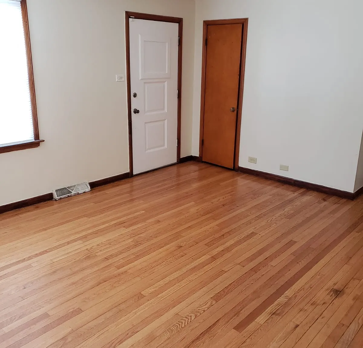 3 bed, 1100 sqft, $2,700 — Photo 3