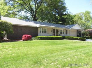 4806 Chateau Dr, Godfrey, IL