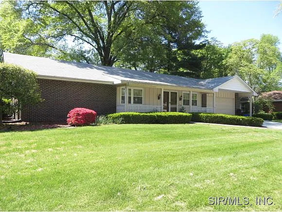 4806 Chateau Dr photo 1