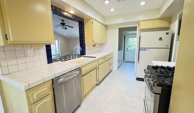 403 Lupin Ln — Photo 9