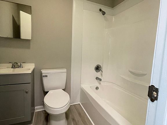 5th image of 936 Sycamore Ave APT D