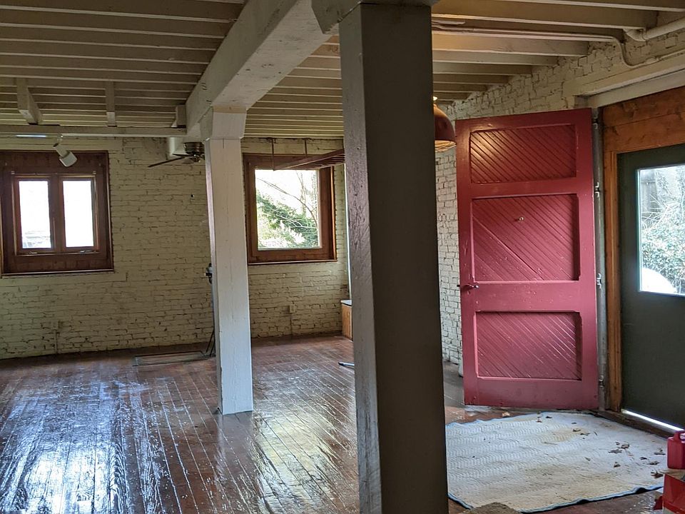 Entry level/Living room