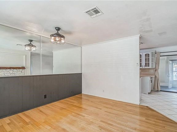 5th image of 1009 Williamsburg Dr