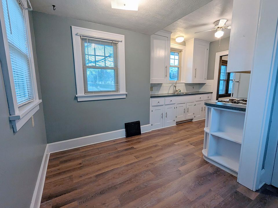 Eat-in kitchen