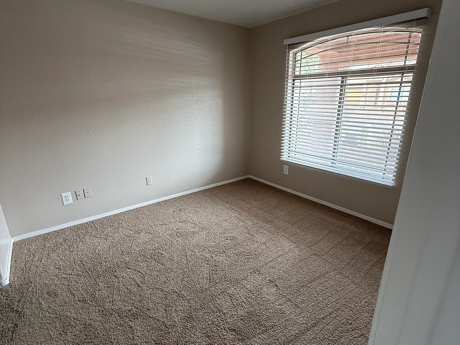 4 bed, 2221 sqft, $2,200 — Photo 2
