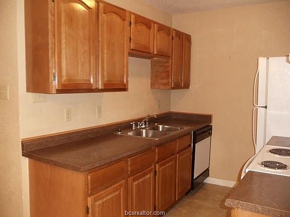 2nd image of 1504 Oakdale Cir APT B