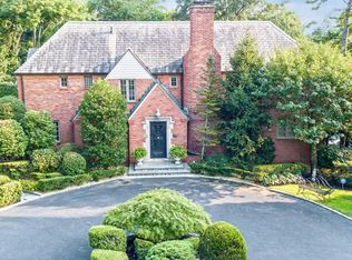 33 Country Club Dr, Port Washington, NY 11050